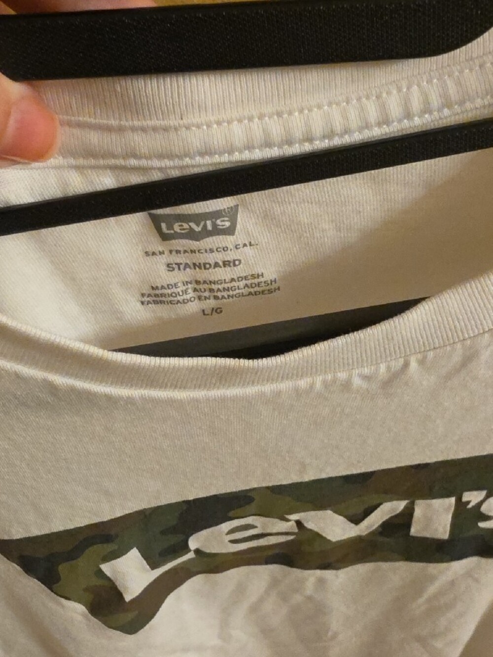 100% Cotton Levi's White Short-Sleeve Tee with Camo Logo - Picture 4 of 4